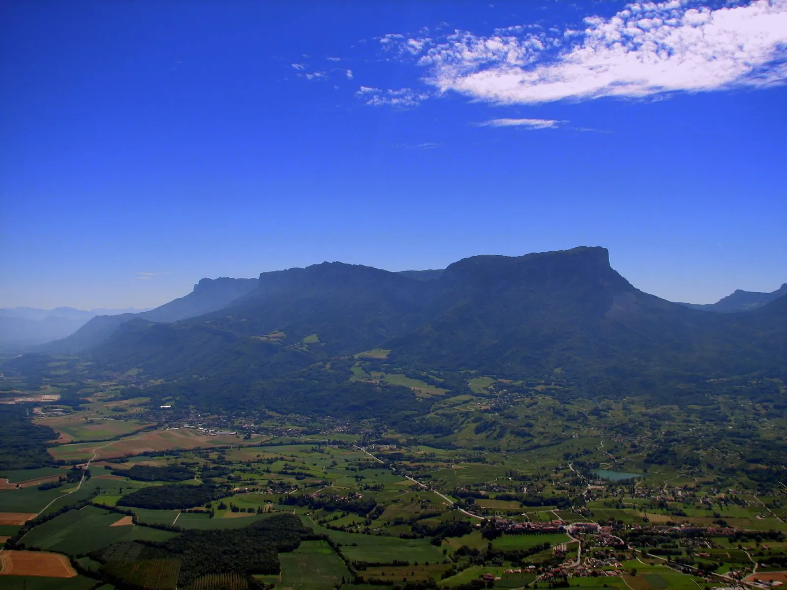 Panorama sur le mont Granier et la plaine viticole des Abymes